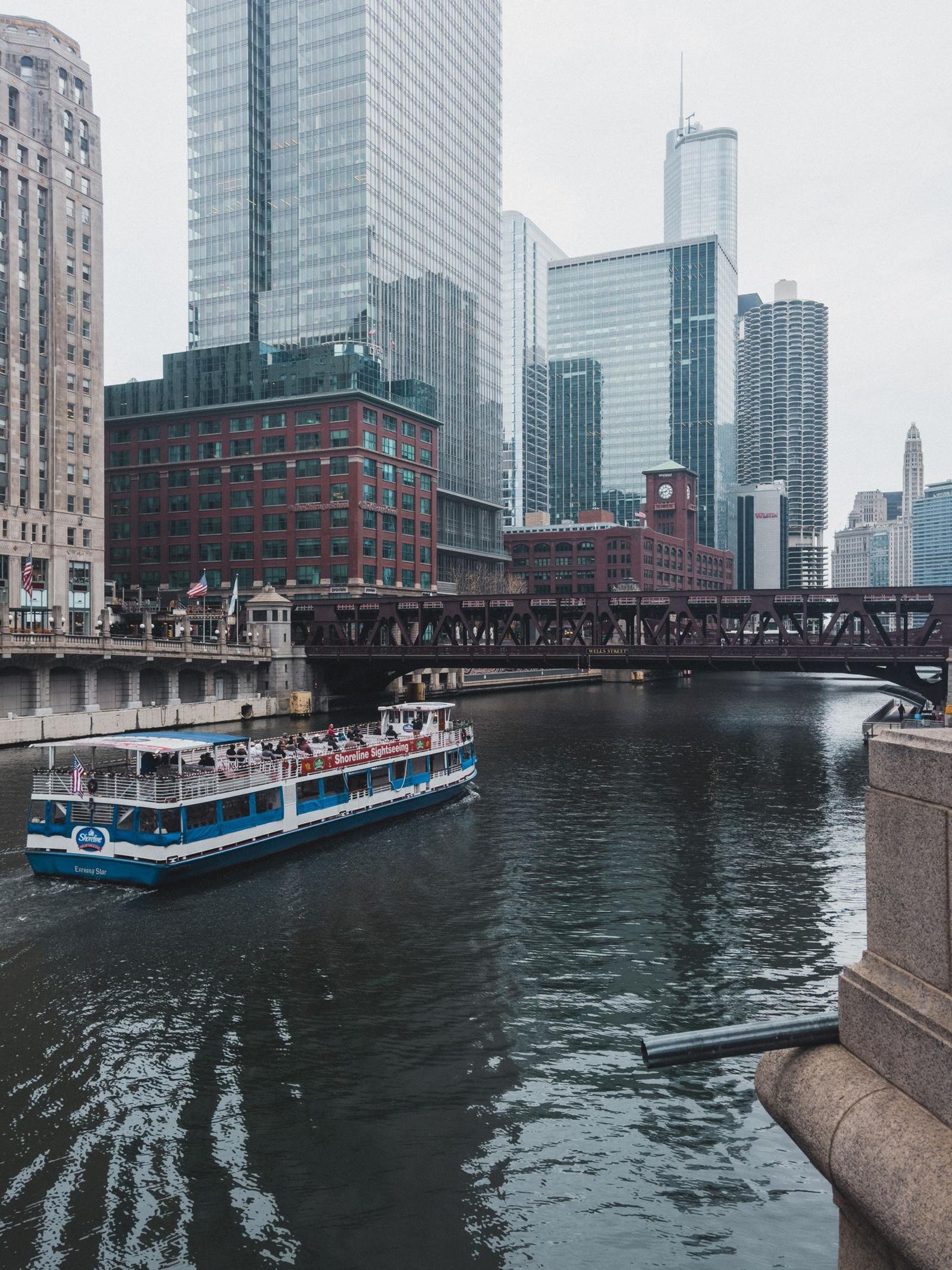 Chicago River, bridges and downtown architecture